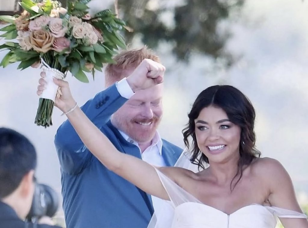 eu NUNCA vou superar o jesse tyler ferguson oficializando o casamento da sarah hyland sério o cast de modern family é realmente uma família