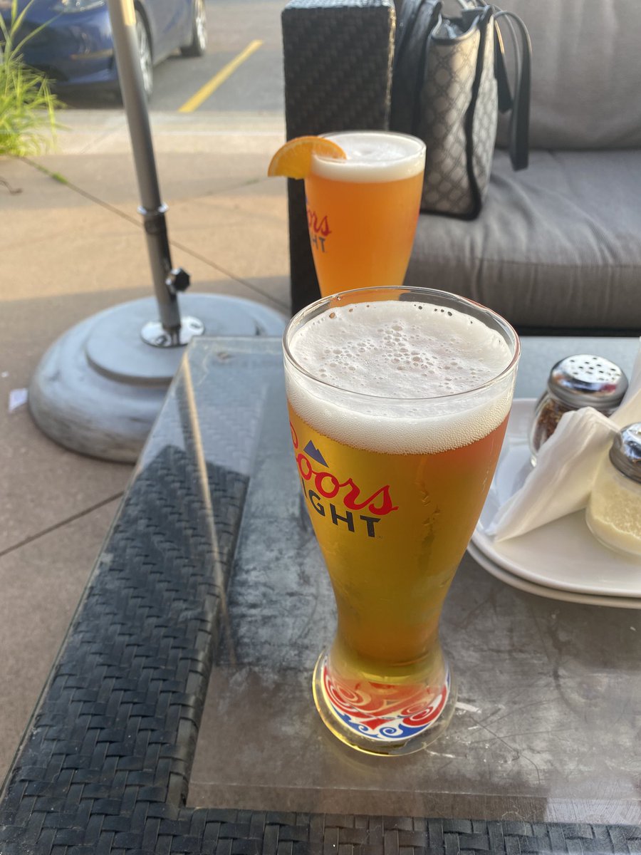 Justin87925317's tweet photo. It’s only Tuesday and the beer clock came calling😂🍻. Beautiful warm evening and not leaving a slice behind 😂. Good luck to the @EdmontonOilers 1-0 no worries. Wishing you all a great evening.🥰#beerclock https://t.co/cSCl8YmQhV