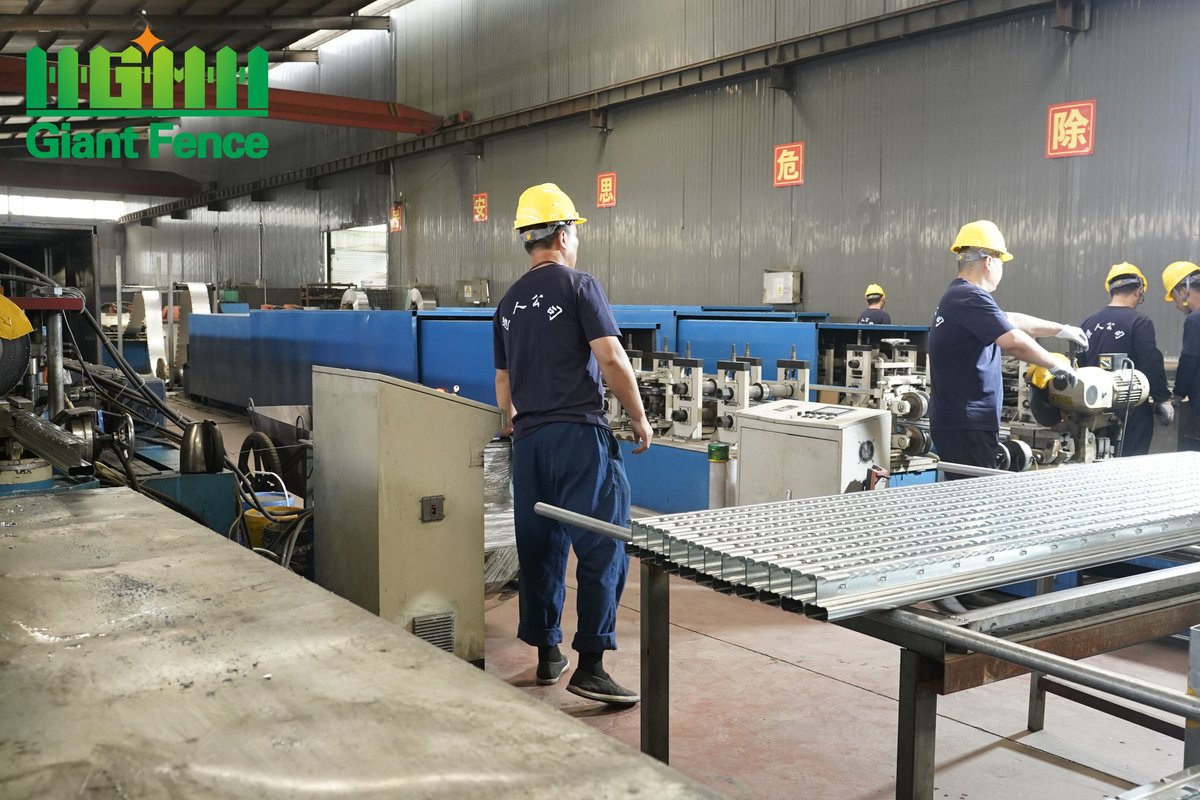 Amy64994722's tweet photo. Giant Fence's post production workshop is currently producing posts of different types and models for you to choose from #mesh #manufacturing #giantfence #manufacture #safety #giantfence #chinafence #fence #post https://t.co/NtUYoVr4rs