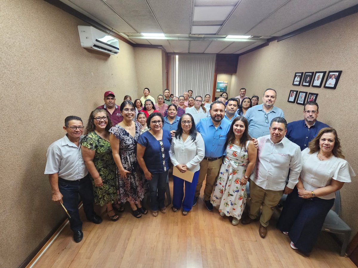 crojasrabelo's tweet photo. Un gusto acompañar el día de hoy al Dr Jesús Manuel Argaez, Consejero Jco del Poder Ejecutivo del Edo en la entrega de reconocimiento y medalla por sus años de servicio en la Dirección del Trabajo a los compañeros Ma. Isabel y Abundio.

Enhorabuena, muchas gracias por su labor!! https://t.co/sRM54zpV4h