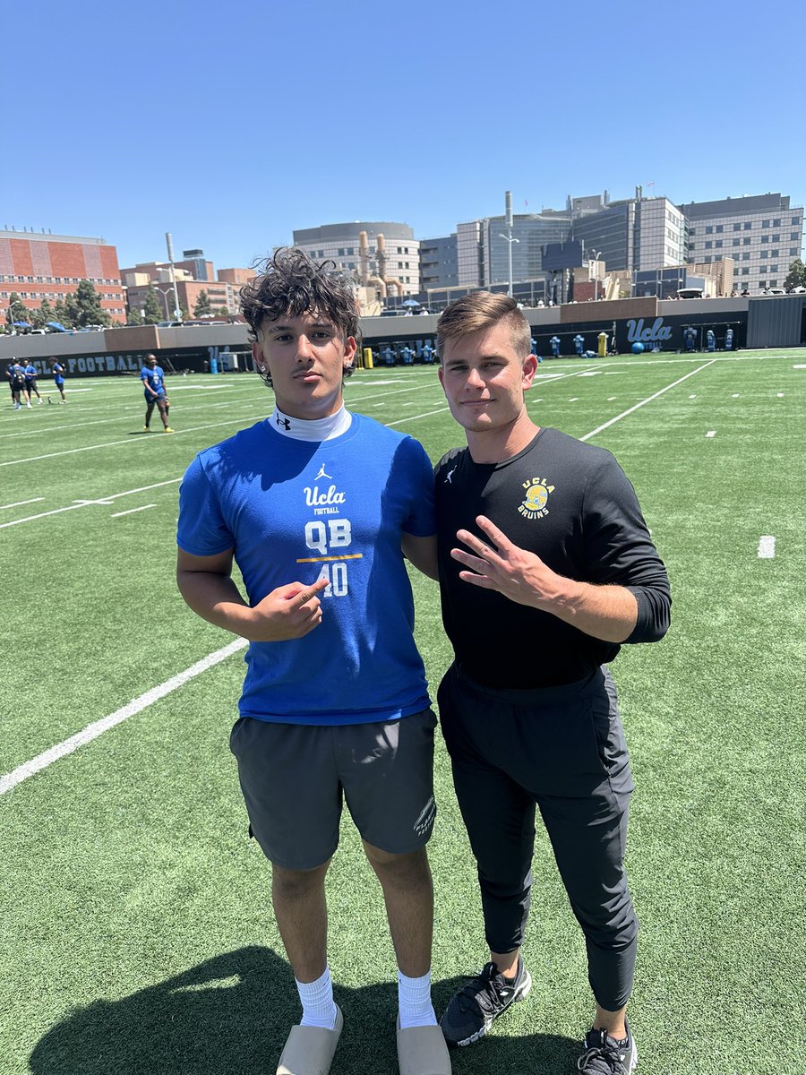 nateperezQB's tweet image. Wow was that a great time at @UCLAFootball Thank you @coachmattbiondi for helping perfect my craft and overall hosting a great camp for all quarterbacks

@DeShaunFoster26 @CoachTSunseri @jerryneuheisel @mirandaabri @CoachCMill @CharlieWeis455 @CoachPage805