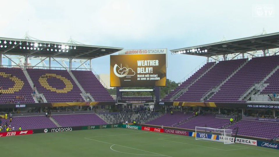 josedavidlopez_'s tweet image. Hay 50 hinchas sudafricanos y sólo varios más en las gradas que se asomaron al #Ulsan 🇰🇷 Vs #Mamelodi 🇿🇦 que, al empezar, se retrasa por peligro de Tormenta Eléctrica ⚡️ pero… aquí estamos ¿Millones? en todo el mundo esperando a que empiece.

Esto da sentido al #MundialDeClubes