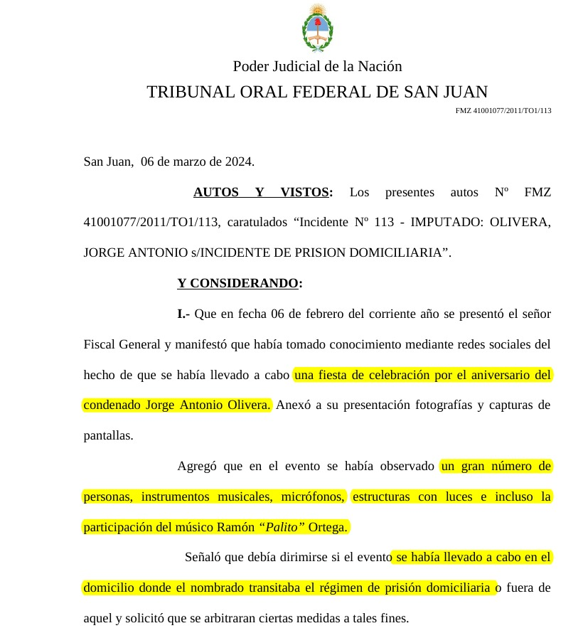 arilijalad's tweet photo. El genocida Jorge Antonio Olivera, condenado a perpetua por delitos de lesa humanidad, hizo una fiesta en su prisión domiciliaria que incluyó a Palito Ortega.

No le pusieron más restricciones que pedirle que no haga fiestas. 

Lo mismo pasa con otros genocidas: no tienen condiciones de detención más que no moverse del domicilio. 

Pero a CFK le prohíben salir al balcón y le exigen visitas con autorización judicial.