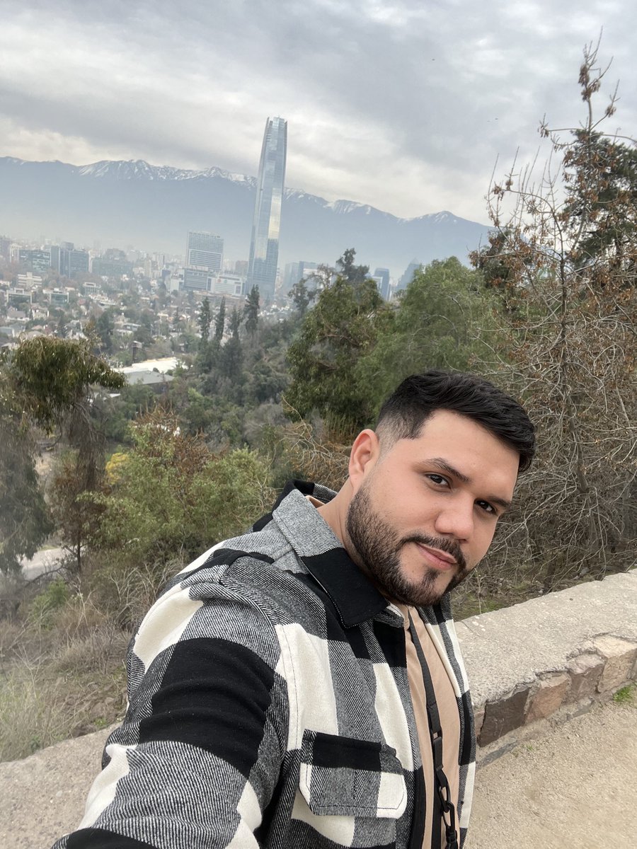 Yo y atrás el mirador más grande de Sudamerica 🇨🇱 

#Chile #Providencia #SantiagodeChile