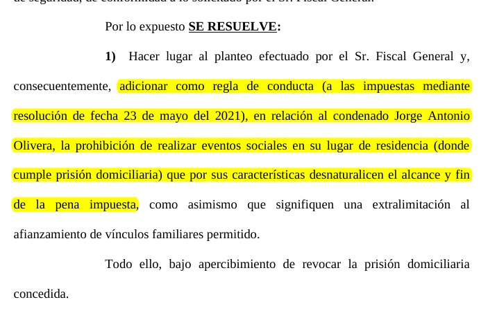 arilijalad's tweet photo. El genocida Jorge Antonio Olivera, condenado a perpetua por delitos de lesa humanidad, hizo una fiesta en su prisión domiciliaria que incluyó a Palito Ortega.

No le pusieron más restricciones que pedirle que no haga fiestas. 

Lo mismo pasa con otros genocidas: no tienen condiciones de detención más que no moverse del domicilio. 

Pero a CFK le prohíben salir al balcón y le exigen visitas con autorización judicial.