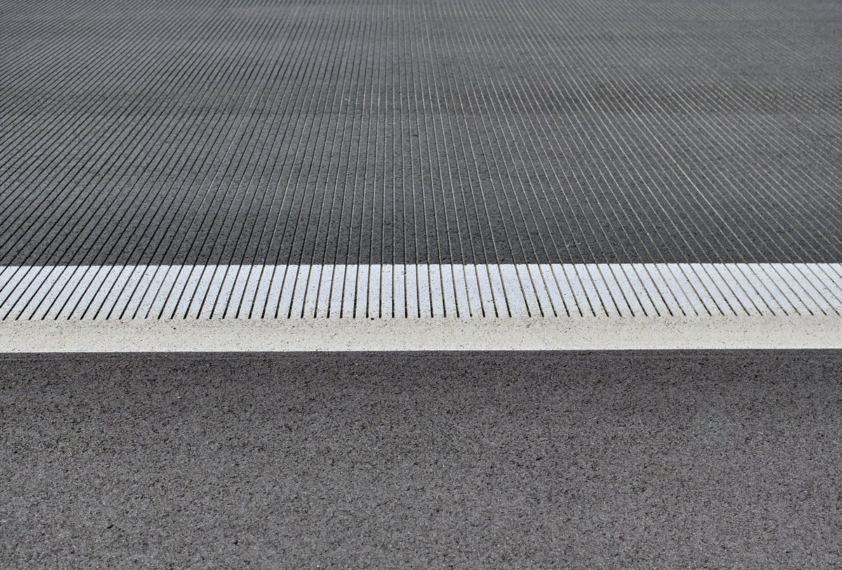 Western Sydney International Airport (@wsiairport_) on Twitter photo WSI’s runway is grooved for grip & drainage—but that’s just the start! 
✈️ 45° rapid exit taxiways 
⏱️ Avg. 5-min taxi time 
🛬 Asphalt runway + concrete ends for strength 
More updates: bit.ly/3ZOTeBT 
#WSIAirport #ExperienceWSI WSI’s runway is grooved for grip & drainage—but that’s just the start! 
✈️ 45° rapid exit taxiways 
⏱️ Avg. 5-min taxi time 
🛬 Asphalt runway + concrete ends for strength 
More updates: bit.ly/3ZOTeBT 
#WSIAirport #ExperienceWSI