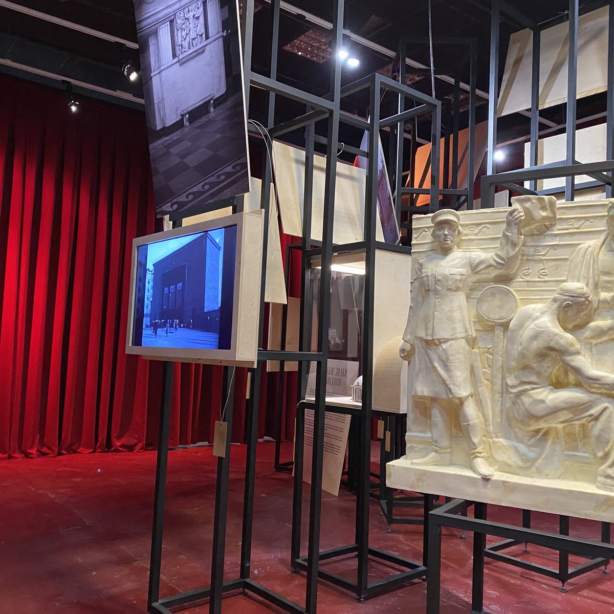 В Музеях Москвы проходит выставка к 90-летит метро, где мерцающих мониторов больше, чем подлинных элементов. Наверное, в проекте про подземку оно так и должно быть: методологически важнее сиять и мелькать, нежели предаваться вдумчивому разглядыванию архитектурных деталей…