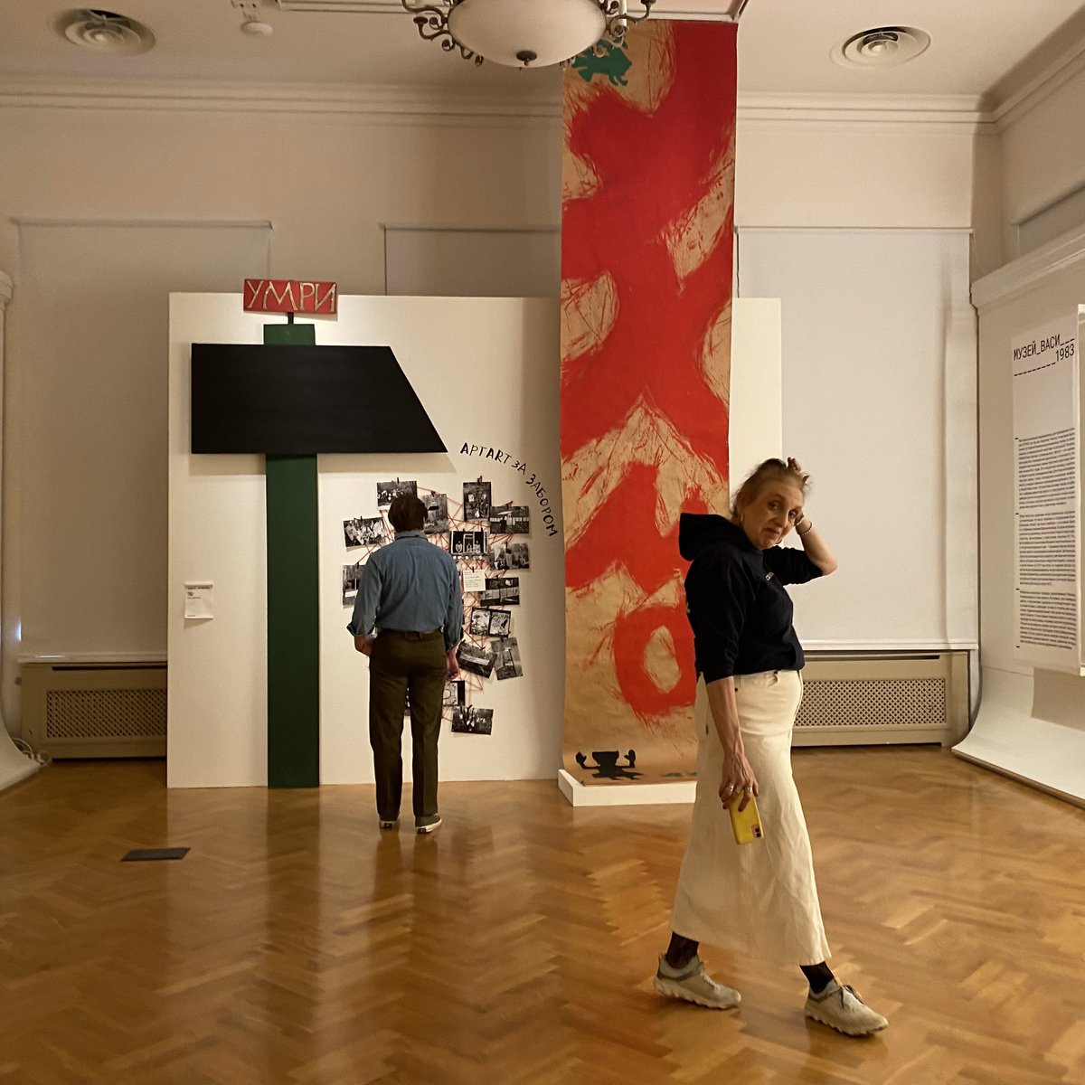 «Искусство за закрытыми дверьми» в РОСИЗО посвящена квартирным выставкам подпольных художников 60-х - 90-х. Многие потом стали классиками, особенно Рабин и Звездочетов. Но интереснее всего архивные фотографии Кизевальтера и тотальные инсталляции как основной экспозиционный прием