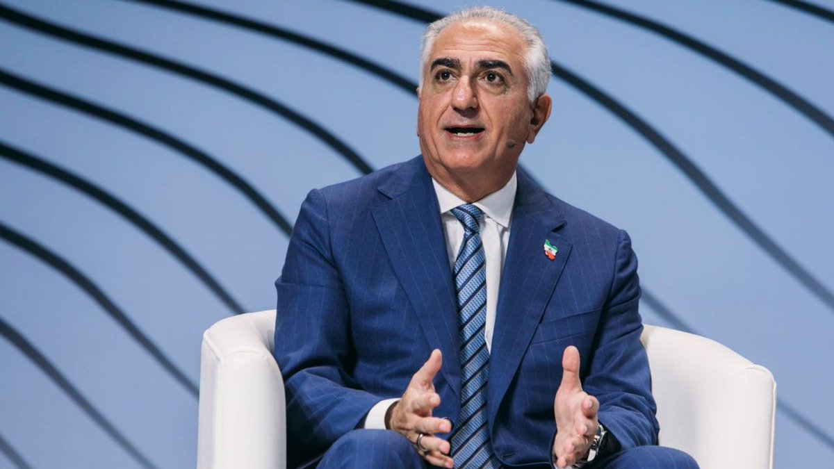 🔴BREAKING:

Several Western officials have chosen to negotiate with Reza Pahlavi, the future king of Iran, rather than with the current regime.

The end of the Islamic regime is no longer a prediction — it's a reality.