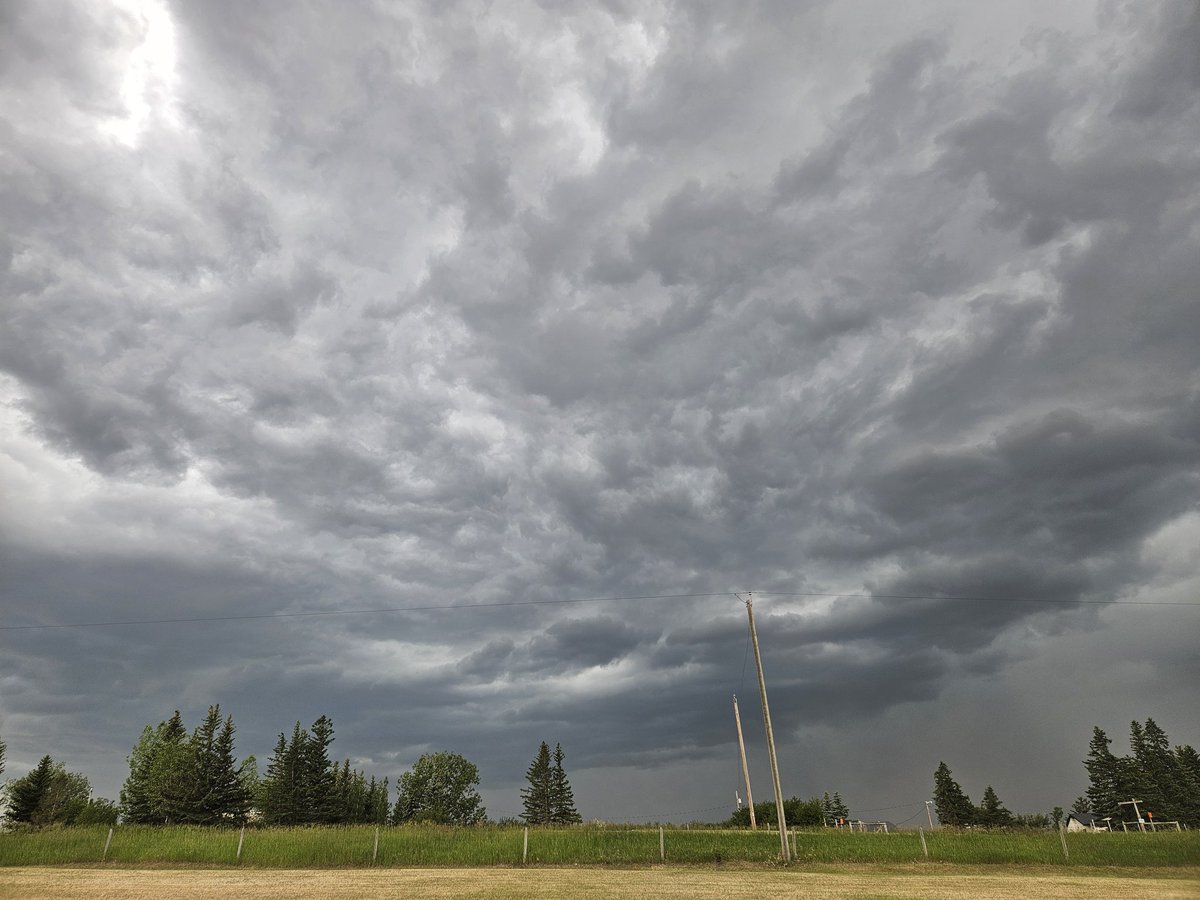 Stephanydawn15's tweet photo. #abstorm A few gnarly clouds rolling in West of Delacour 4:45pm MT https://t.co/fdqiGrOnyP