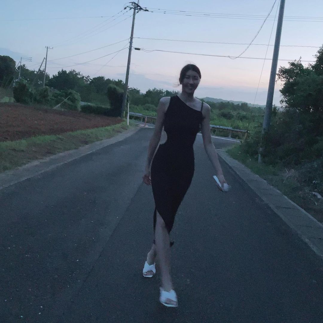 「空はだんだん暗くなり、風は弱くなり、スカートの裾がほんのりと上がった。夕方にひそかに訪れる優しさのようだった。」