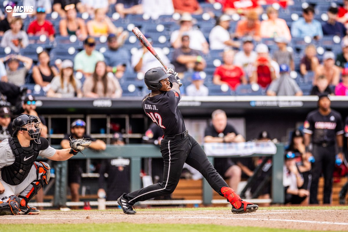 NCAABaseball's tweet photo. CARDS FINISH IT 

#MCWS x @LouisvilleBSB https://t.co/r5ig6FTpzG