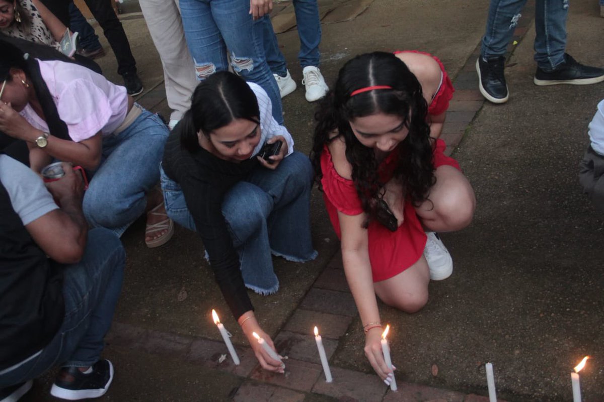 El Huila se ilumina a esta hora con una luz de esperanza. Cada llama representa un deseo de Paz, un llamado a proteger la Vida. No más lenguaje de odio, respetemos las diferencias. #UnaLuzPorLaVida 🌟