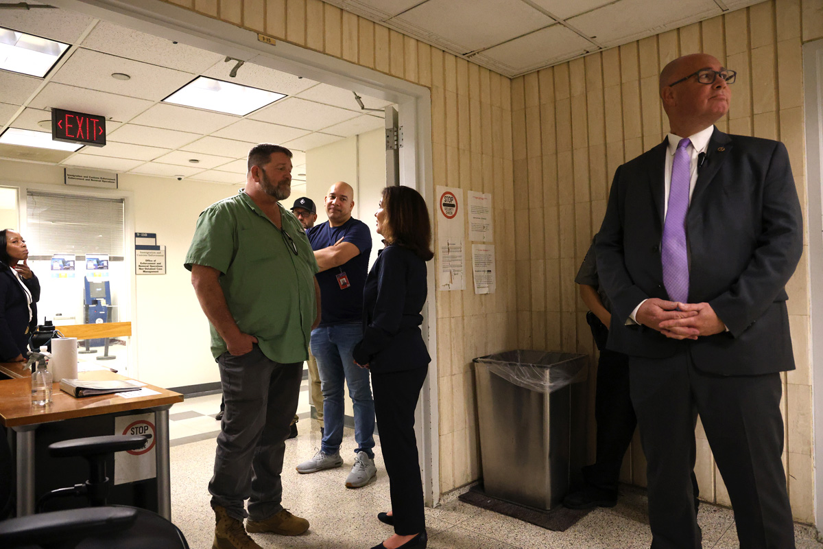 SiegelNYDN's tweet image. Brad Lander Is Arrested by ICE Agents at Immigration Courthouse nytimes.com/2025/06/17/nyr… 1. NYS @GovKathyHochul is blocked by a federal officer from seeing @bradlander after his arrest. 2. @bradlander is greeted by wife after @GovKathyHochul secured his release. ©Jefferson Siegel