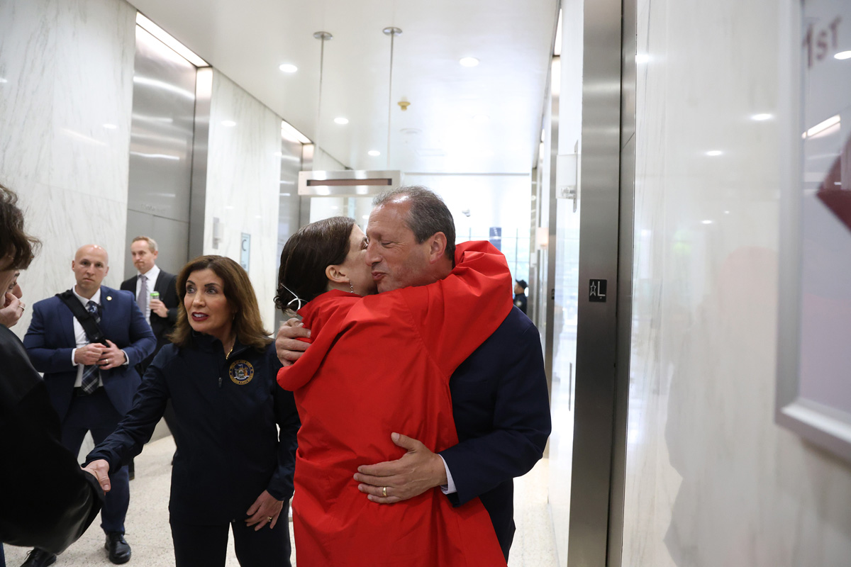 SiegelNYDN's tweet image. Brad Lander Is Arrested by ICE Agents at Immigration Courthouse nytimes.com/2025/06/17/nyr… 1. NYS @GovKathyHochul is blocked by a federal officer from seeing @bradlander after his arrest. 2. @bradlander is greeted by wife after @GovKathyHochul secured his release. ©Jefferson Siegel