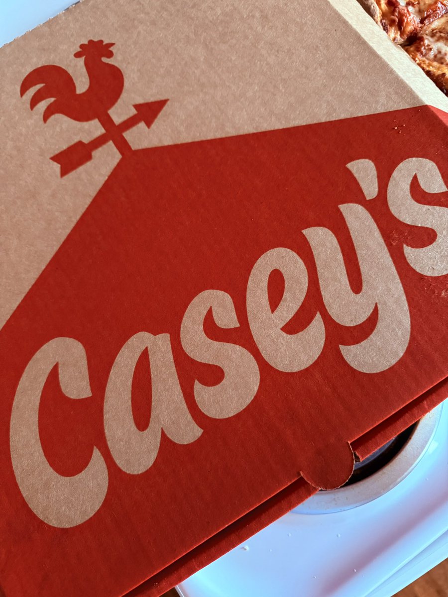 Vacationing in Tennessee this week and tonight we are finally getting to taste some of the <a href="/caseysgenstore/">Casey's</a> pizza for the first time ever!

Showing love to this long-time sprint car supporter!

<a href="/BrianBrown21/">Brian Brown</a> 🏁