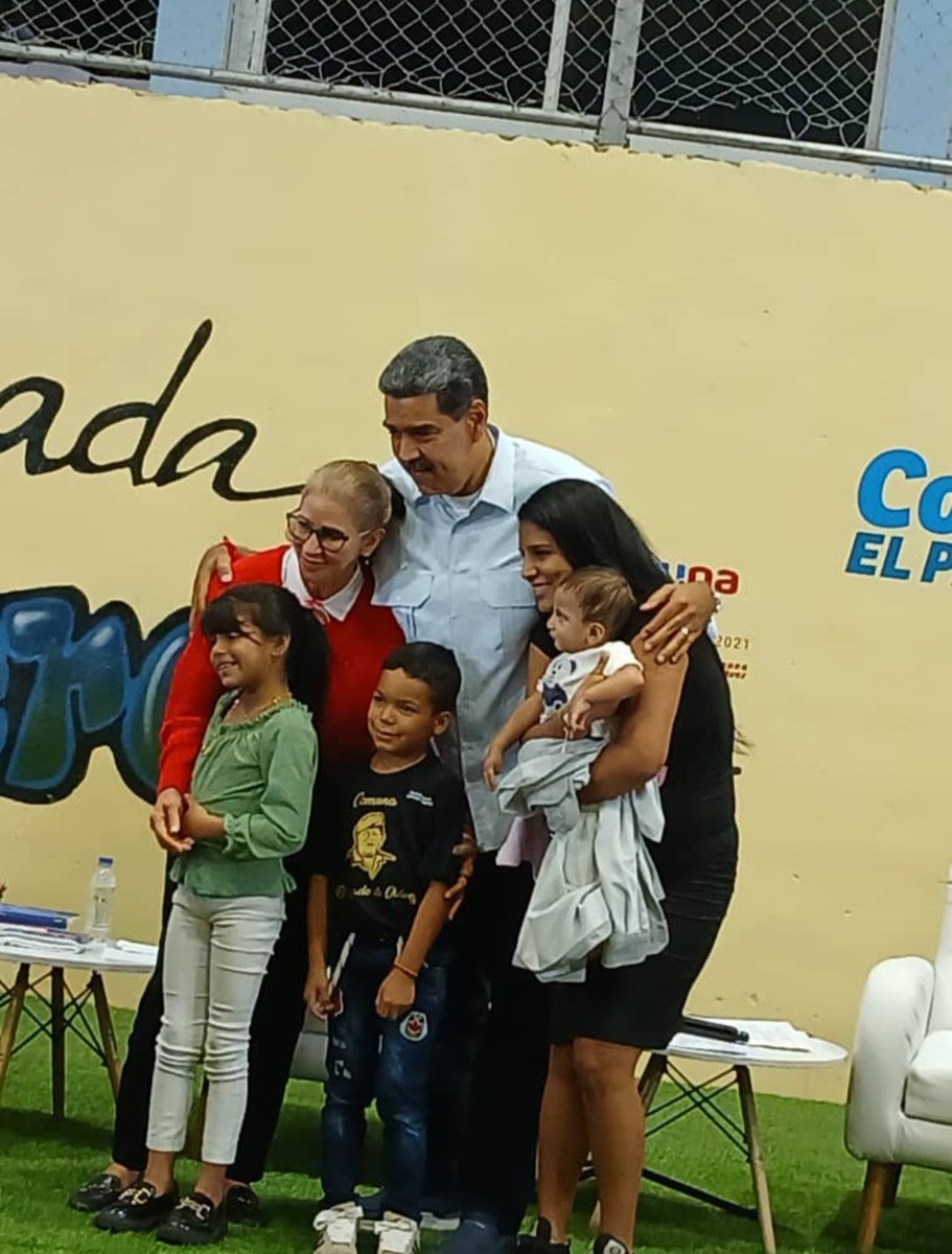 ABOGADOSOCIAL's tweet photo. Presidente @NicolasMaduro esta Joven le hizo una solicitud en la Asamblea de Comuneros y Comuneras del poder popular en el 23 de enero - Comuna El Panal 2021 recibida por el despacho del Ministerio de vivienda 8/04/2025 a la fecha no recibe respuesta - por favor revisar el caso🥺 https://t.co/RUcWEHVoj7