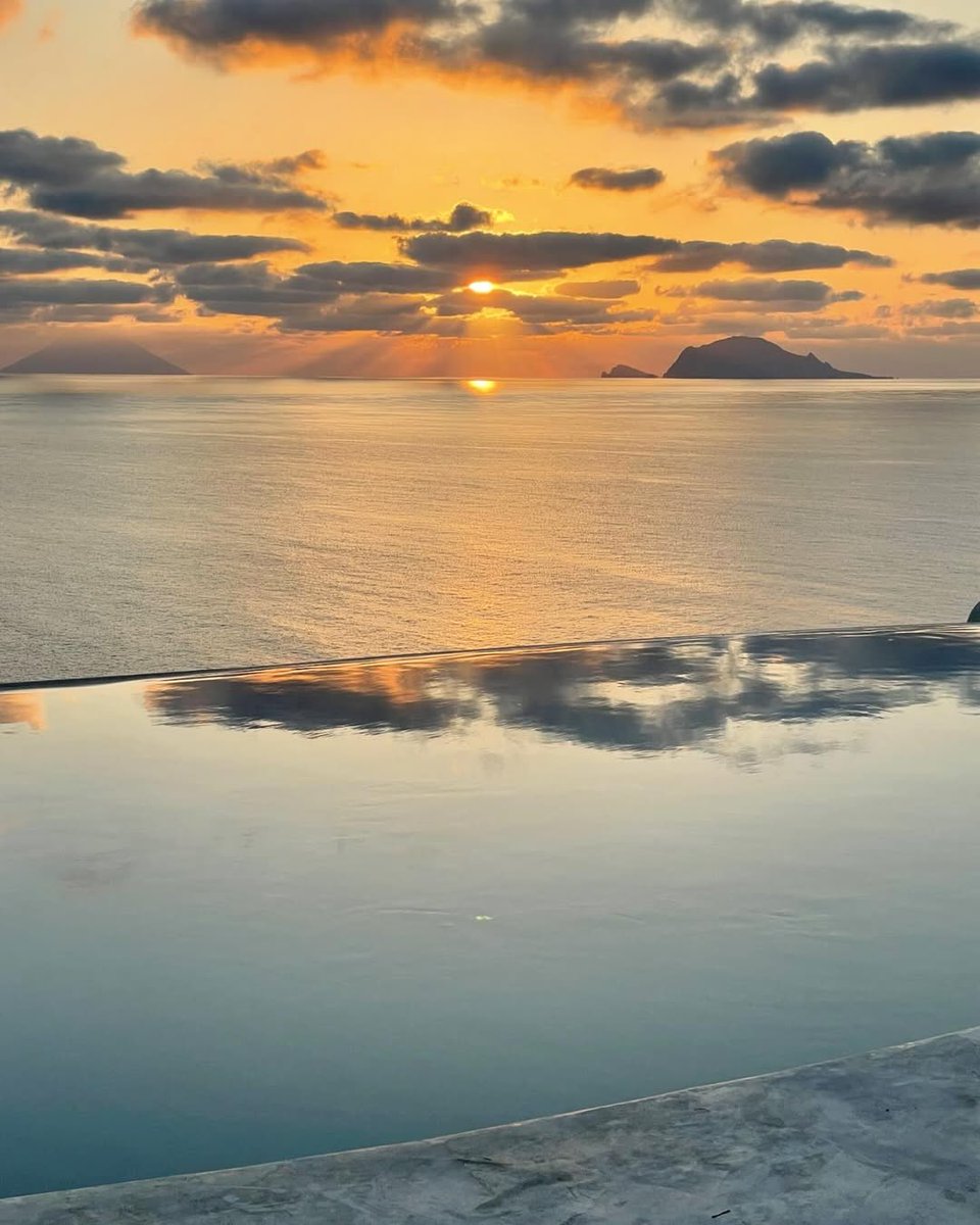 Hotel Punta Scario, Salina, Aeolian Islands, Italy 🇮🇹

No overpricing, no overtourism

Just over-relaxing

Yes, it exists 💫