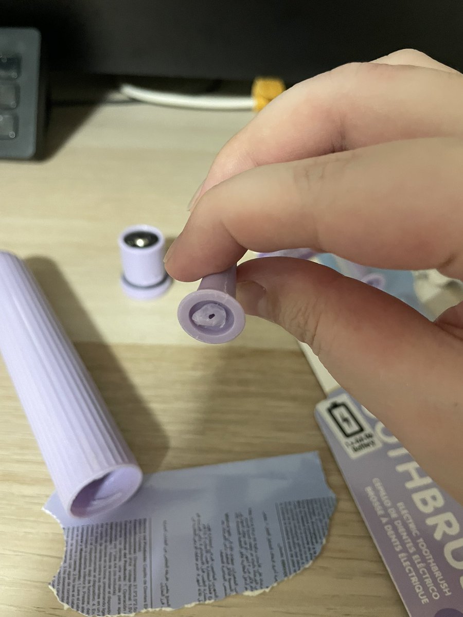 NemuzukiKokoa's tweet image. WOW quelle sacrée journée de merde, j'ai pété le nouveau brosse à dent que j'ai acheté...
J'ai mis la pile à l'envers et j'ai pété la tige pour remplacer les brosses bah super