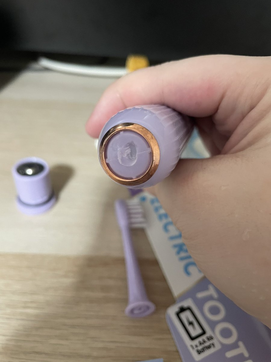 NemuzukiKokoa's tweet image. WOW quelle sacrée journée de merde, j'ai pété le nouveau brosse à dent que j'ai acheté...
J'ai mis la pile à l'envers et j'ai pété la tige pour remplacer les brosses bah super