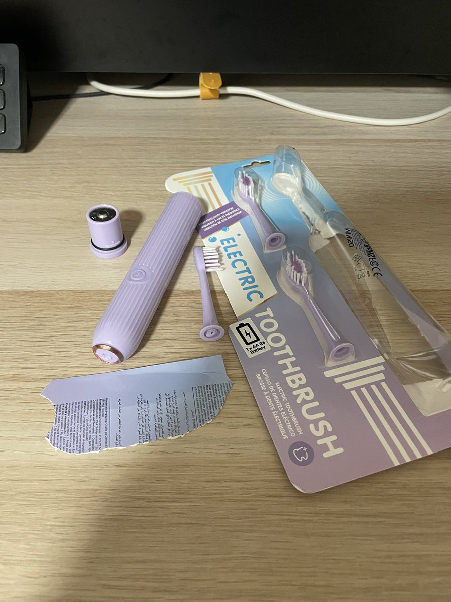 NemuzukiKokoa's tweet image. WOW quelle sacrée journée de merde, j'ai pété le nouveau brosse à dent que j'ai acheté...
J'ai mis la pile à l'envers et j'ai pété la tige pour remplacer les brosses bah super