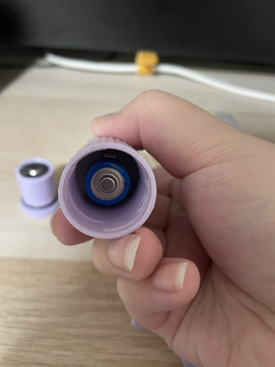 NemuzukiKokoa's tweet image. WOW quelle sacrée journée de merde, j'ai pété le nouveau brosse à dent que j'ai acheté...
J'ai mis la pile à l'envers et j'ai pété la tige pour remplacer les brosses bah super