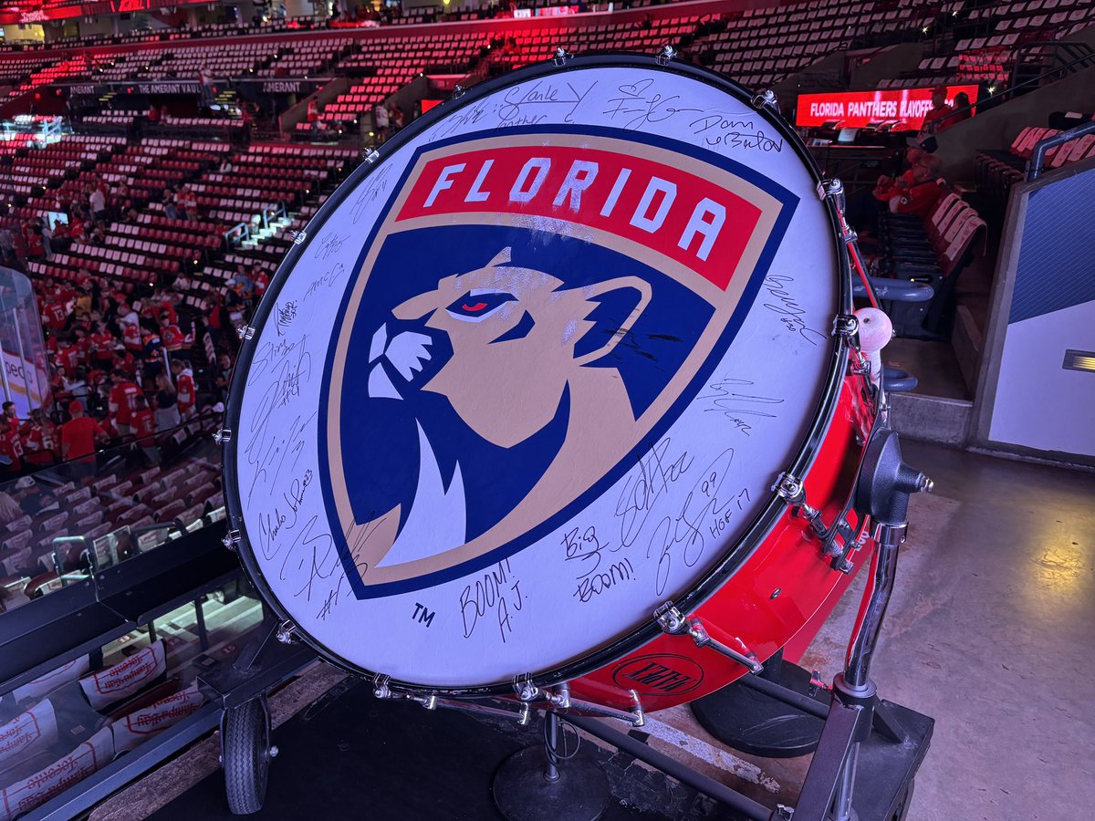 Ce soir, c’est moi qui frappe dessus! 🥁

Watch out! 😆🌴🏒
#TimeToHunt