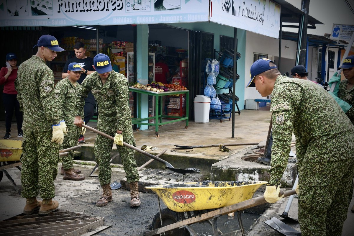 Fuerza Naval de la Orinoquía (@fno_armadacol) on Twitter photo 📍Arauca | La <a href="/ArmadaColombia/">Armada de Colombia</a>, a través del Batallón Fluvial de Infantería de Marina N.º 52, realizó limpieza del sistema pluvial en el barrio Fundadores, evitando posibles inundaciones y promoviendo conciencia ambiental en la comunidad. 🌿💧
#ProtegemosLaVida 🌊 📍Arauca | La <a href="/ArmadaColombia/">Armada de Colombia</a>, a través del Batallón Fluvial de Infantería de Marina N.º 52, realizó limpieza del sistema pluvial en el barrio Fundadores, evitando posibles inundaciones y promoviendo conciencia ambiental en la comunidad. 🌿💧
#ProtegemosLaVida 🌊