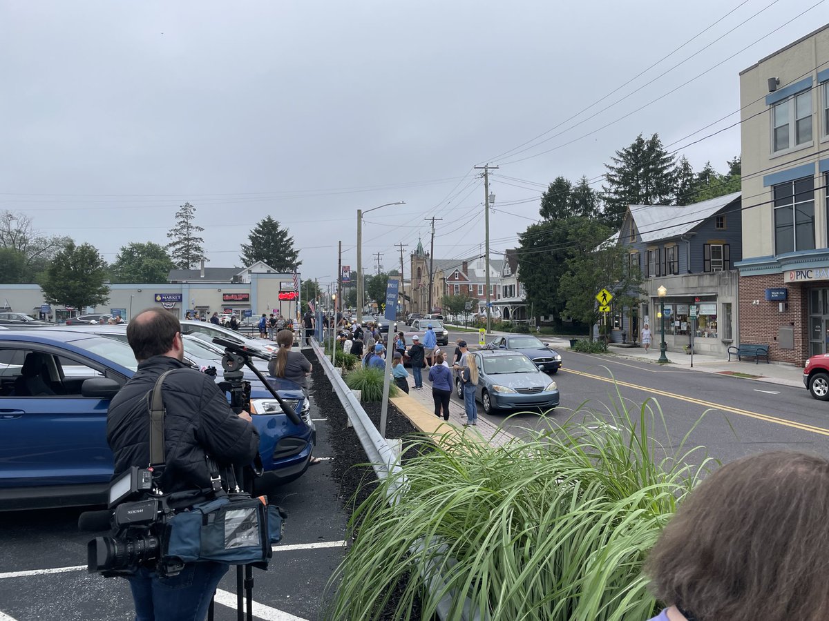 threejacker's tweet image. Crowd strengthening along Bridge Street in New Cumberland. Parade route unknown but featured players are … 6A baseball champions Cedar Cliff ⁦@CedarCliff_AD⁩ ⁦@Pa_Preps⁩