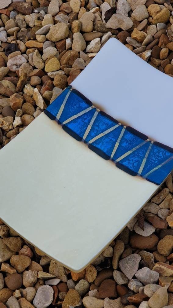 A unique reactive abstract beach inspired bowl. Unique large fused glass dish with shimmering blue, sandy beach creams and white design. Perfect for a coffee table or sideboard. 

#handmade #etsy #giftideas #shopindie #honedecor

samphireglass.etsy.com/listing/115961…