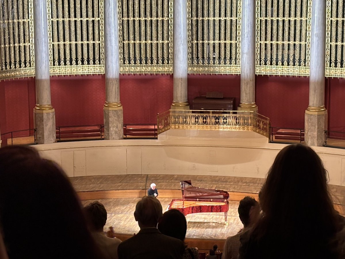 6/17 Wiener Konzerthaus großer Saal
シフの演奏会を聴いてきました。
一曲目を弾き終わった後、今朝亡くなったブレンデル氏に捧げます、とお話ししていました。
後半は思いもよらずバッハのゴルトベルク変奏曲を聴くことができ、感慨深かったです。