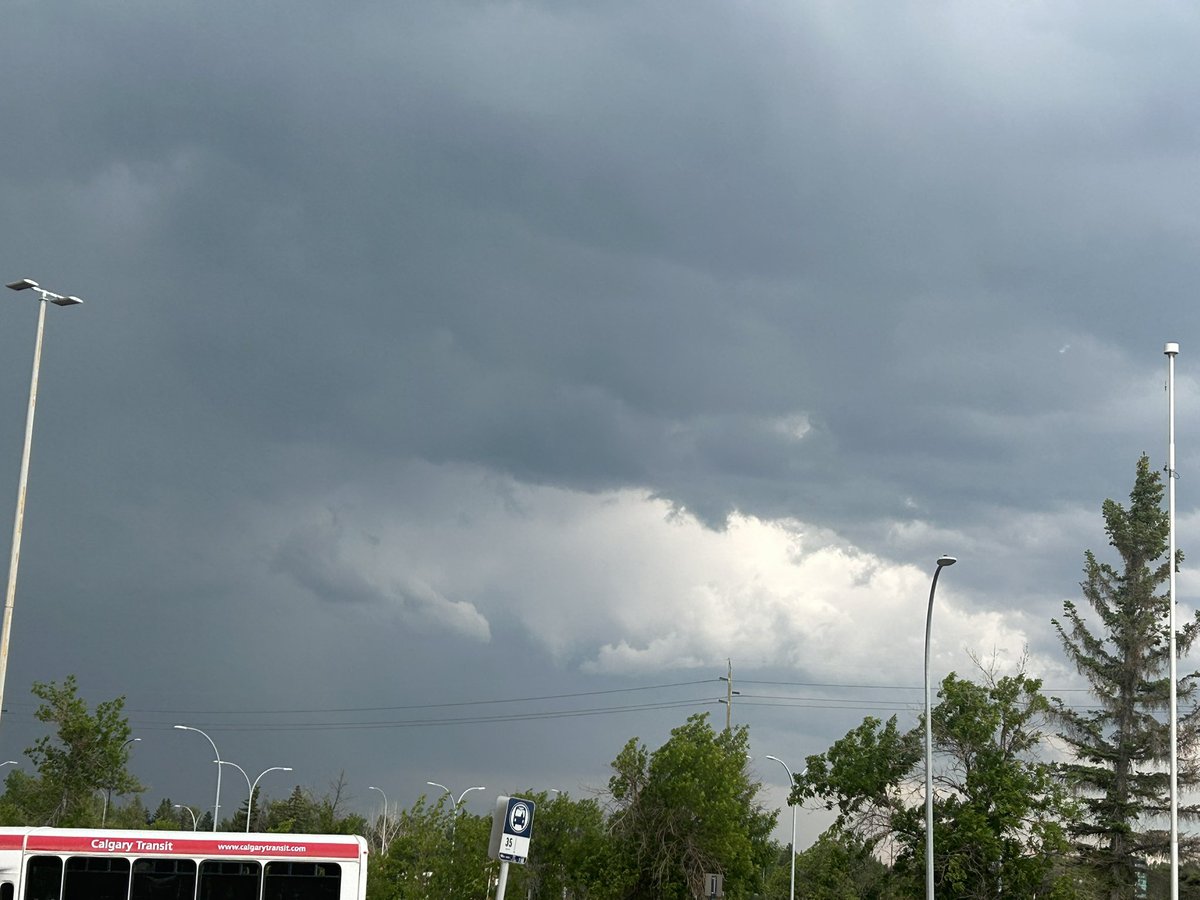 rayanarae's tweet photo. She’s violent looking… but pretty #yyc #abstorm #thunderstorms https://t.co/wX4qlvJkXo