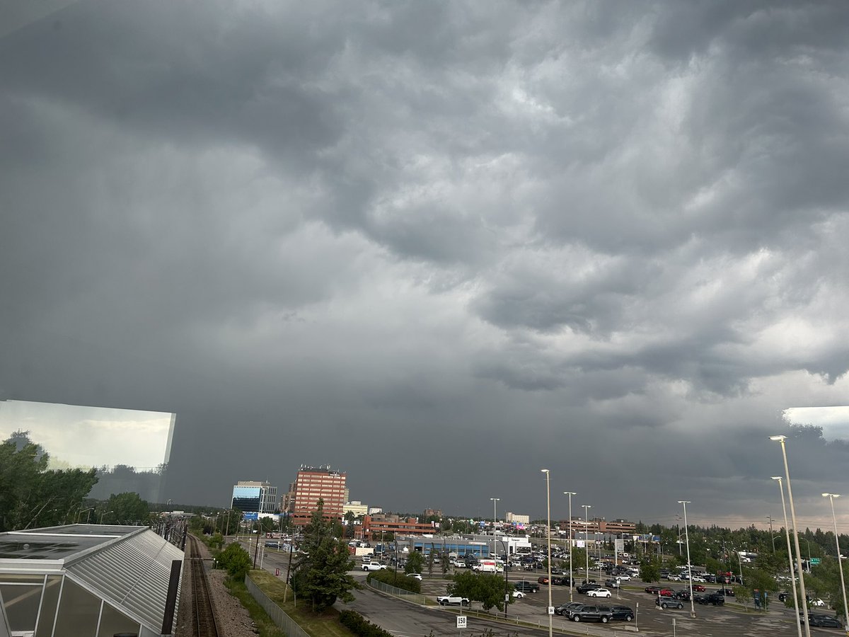 rayanarae's tweet photo. She’s violent looking… but pretty #yyc #abstorm #thunderstorms https://t.co/wX4qlvJkXo