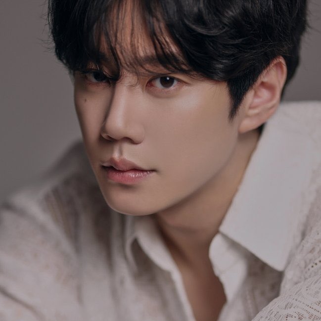 leejunyngs's tweet photo. NEW JUNYOUNG PROFILE!!! HE LOOKS INSANE https://t.co/UqWWbhoAE9