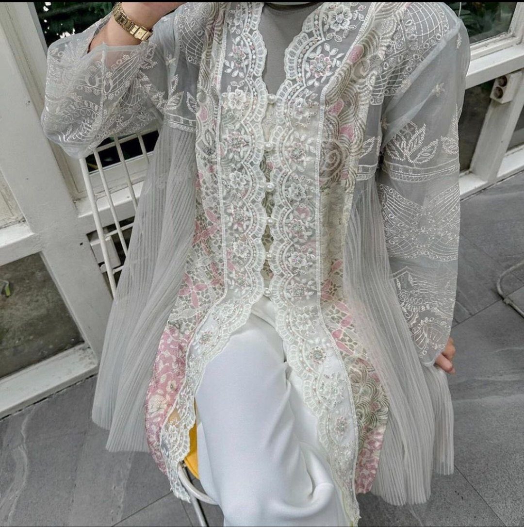 Kebaya batik modern😍

s.shopee.co.id/6AQ7LgK33T