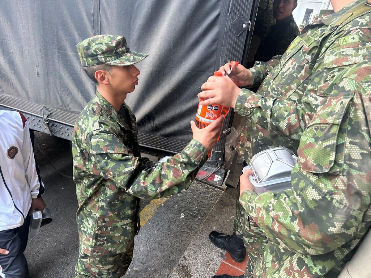 Con el fin de brindar más bienestar a nuestros soldados y fortalecer su moral combativa, los Profesionales Oficiales de la Reserva de la #Brigada13 entregaron más de 6 mil bebidas gaseosas a los jóvenes que presentan su servicio militar en el Grupo de Caballería Mediana N.° 13