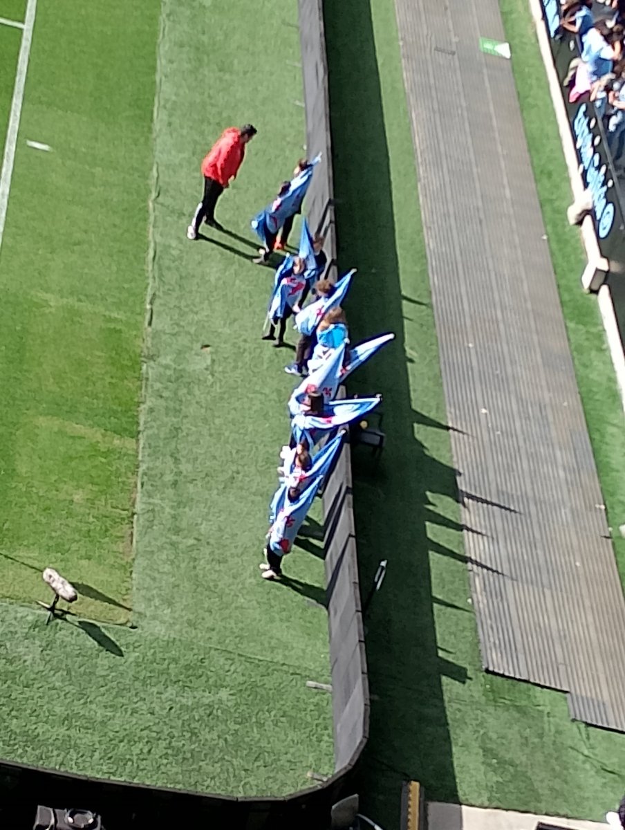 sandra6000's tweet photo. @TQHTPodcast Aquí una parte de esas 36 personas ese día. Los abanderados, todos niños -mi hija, entre ellos-. Entraron por Marcador, debidamente identificados (y con inscripción previa). Después los llevan a la grada, esquina Marcador-Rio Bajo. Luego los llevan + https://t.co/agdBHAzTFp