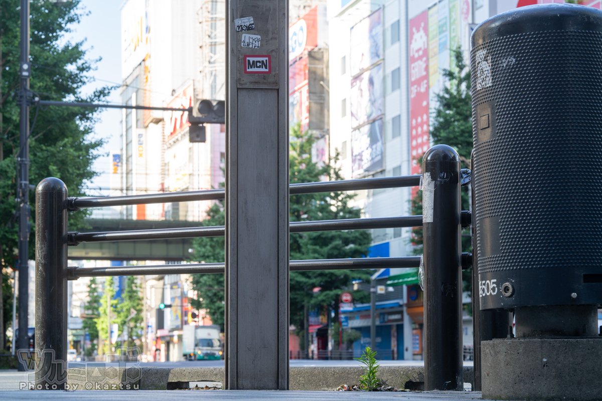 秋葉原・中央通り交差点。6月8日（📷一枚目・二枚目）→ゴミ捨て場と化す（📷三枚目）→片づけられていた事件現場（📷四枚目）