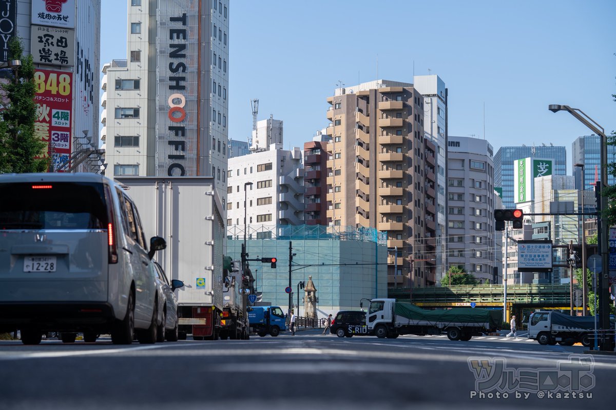 今朝の秋葉原、はやい時間から溶けるようなつよい陽射し。猛暑日一歩手前の予報で連日暑い日が続きます。予報では千代田区、曇時々晴、予想最高気温34℃だそうです
