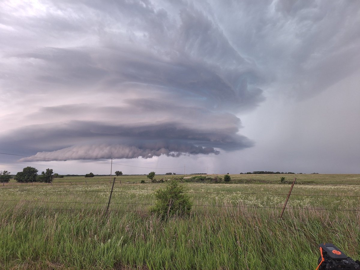 Storm Chaser Blake (@iowacloudchaser) on Twitter photo Seems to be slightly elevated now (likely just north of the boundary) some crazy structure now though.
<a href="/NWSWichita/">NWS Wichita</a> Seems to be slightly elevated now (likely just north of the boundary) some crazy structure now though.
<a href="/NWSWichita/">NWS Wichita</a>