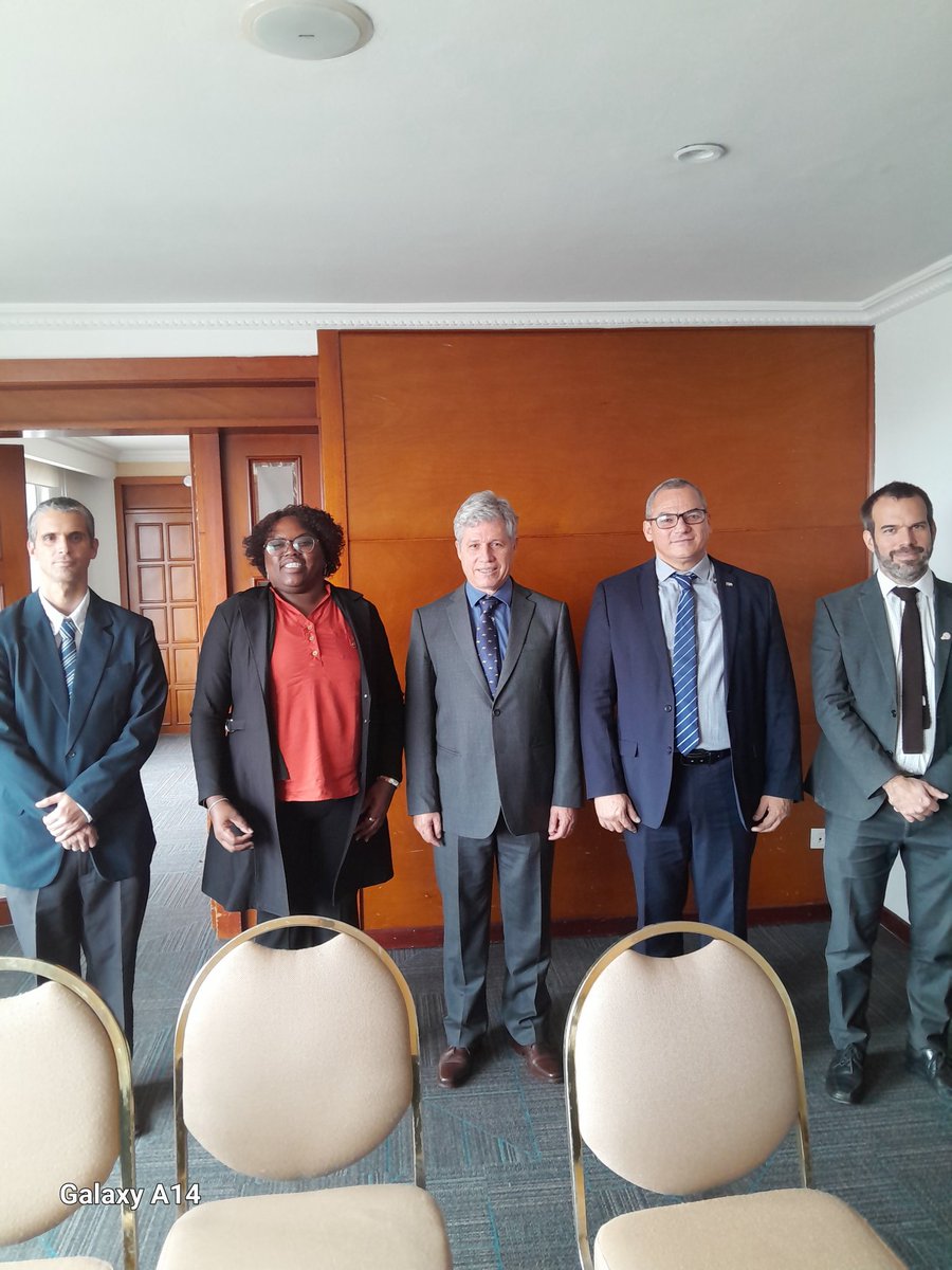 AlaimysM's tweet photo. Sostiene encuentro el Viceministro @MauryHechavarr1 encuentro con el Ministro de Agricultura de Brasil, en el marco del encuentro de Ministros de Agricultura de la A. En el encuentro ambas partes ratifican la voluntad de profundizar las relaciones de colaboración. https://t.co/7H4AagJFOq