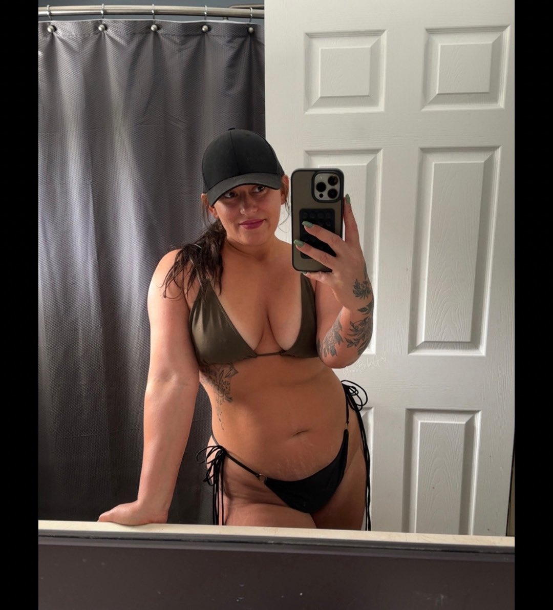 yourbebegirlll's tweet photo. Taking applications for a lotion applying position, any takers? 😇 https://t.co/7iFeBVVgH2