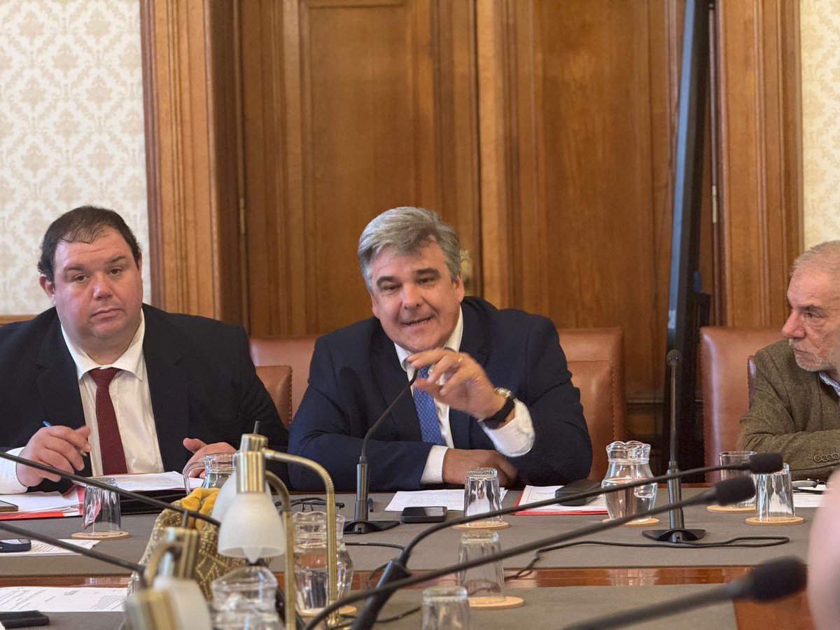 cdcamy's tweet image. Recibimos en la Comisión de Salud Pública del @SenadoUy, a la Asesoría de Política Comercial del @mef_Uruguay, en el marco del tratamiento de proyecto de ley para abaratar artículos de consumo diario de higiene personal. Avanza consideración de la iniciativa.