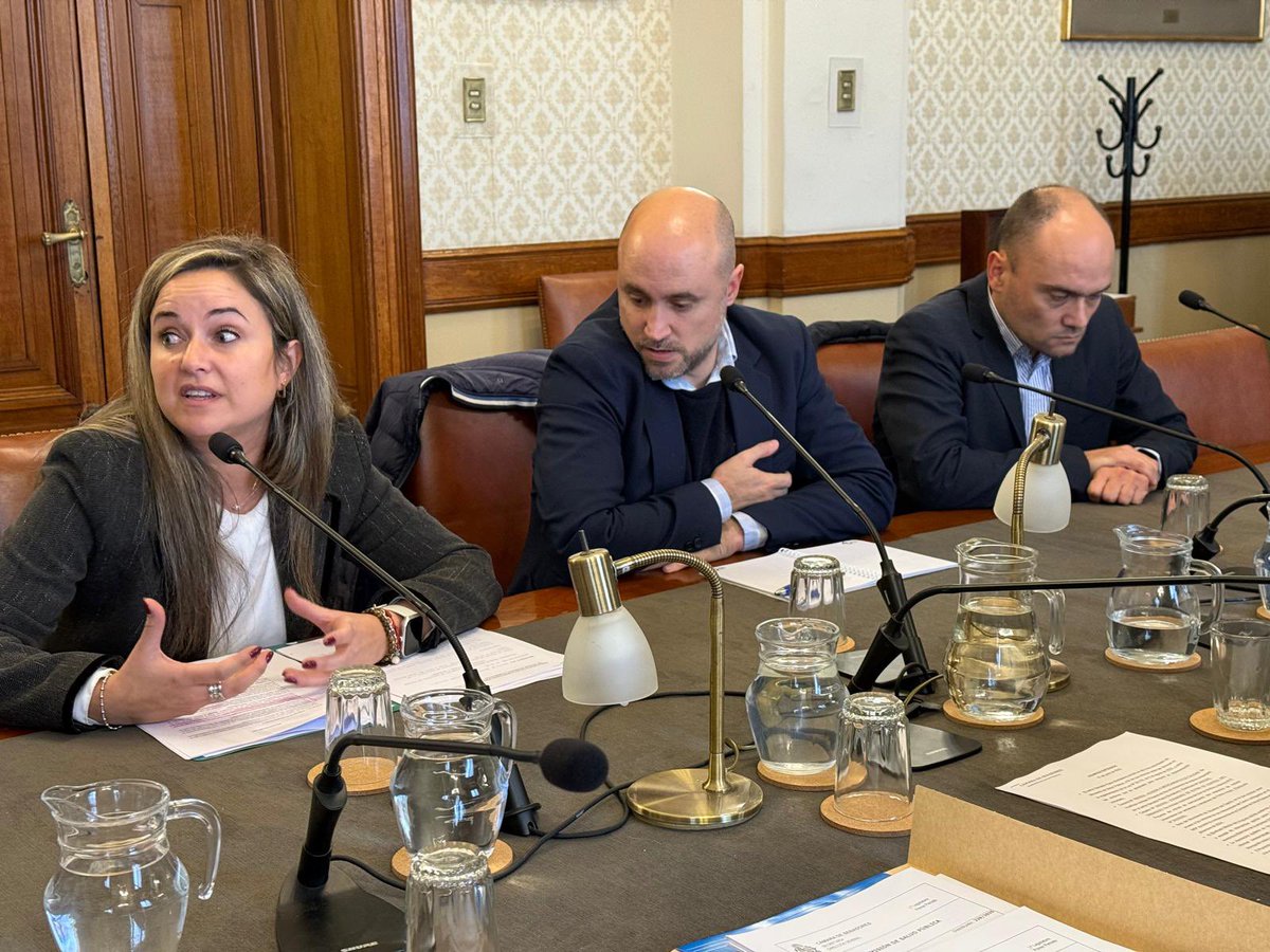 cdcamy's tweet image. Recibimos en la Comisión de Salud Pública del @SenadoUy, a la Asesoría de Política Comercial del @mef_Uruguay, en el marco del tratamiento de proyecto de ley para abaratar artículos de consumo diario de higiene personal. Avanza consideración de la iniciativa.