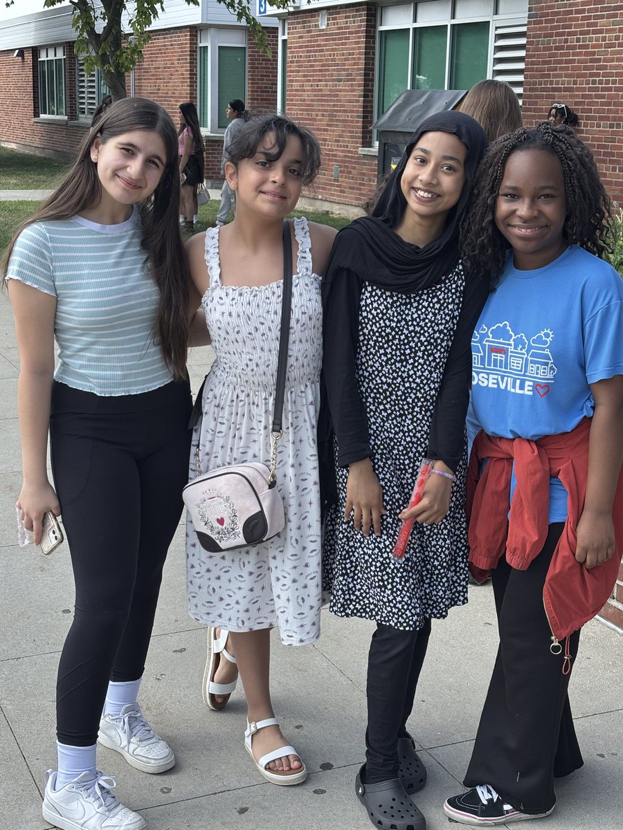 MsEIljo's tweet photo. Loved seeing our students one last time! #PopsicleSocial #JoysOfNoSchoolOnTheLastDay #GMS_GrizzlyPRIDE https://t.co/dgV7GjmyF8
