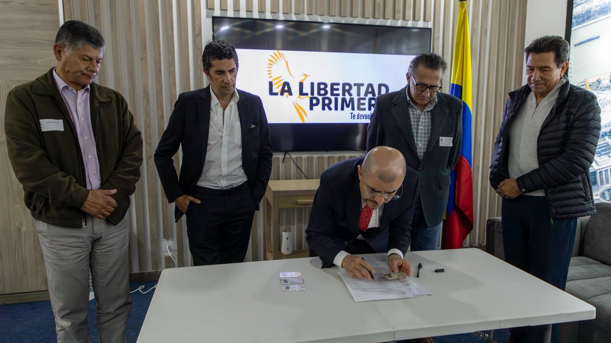 pierreonzaga's tweet photo. Inicia  LA LIBERTAD PRIMERO. 
registramos el Comité de recolección de firmas para la Presidencia de la República. 

Los ciudadanos vamos a devolverte el Poder. 
🇨🇴👊
#LaLibertadPrimero
#OnzagaFirmeDerecha

¡Multiplica! https://t.co/onkKsldWdW