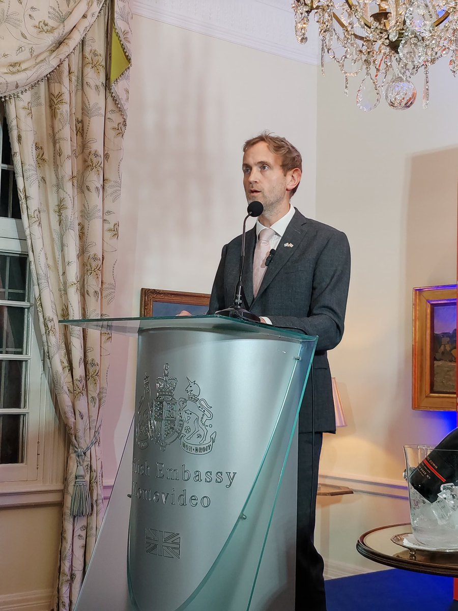 "En estos tiempos de conflictos y urgencias a nivel mundial es evidente la importancia de la diplomacia y de reforzar los vínculos para afrontar juntos asuntos globales. Para el pueblo 🇬🇧, el Rey es nuestro diplomático por excelencia", dijo el embajador <a href="/mal_green/">Mal Green</a> en su discurso.