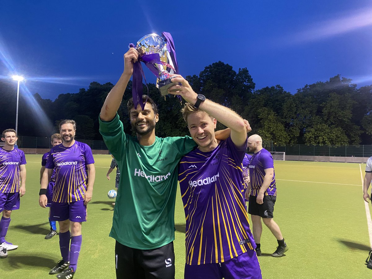 LobbyXI's tweet image. More silverware for Lobby XI as we lifted the annual Caplan Cup after beating @WestminsterWFC 2-1.
Goals from @matt_dathan & @oscartami1 before he went and got himself sent off 🤷♂️
Still pulled through in the end. @kiranstacey and Dathan continue their 100% winning streak 💯⚽🏆