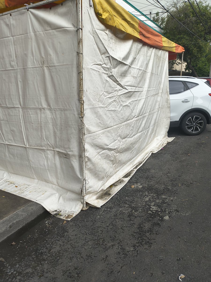karyliciousmoon's tweet photo. @AzcapotzalcoMx En dónde puedo reportar a esta gente sin educación que se adueña de la calle para sus reuniones, la calle oleoducto de la 10 a la 8 siempre está obstruida por ellos y sus autos, además son unos majaderos. https://t.co/9jLVdWEspm