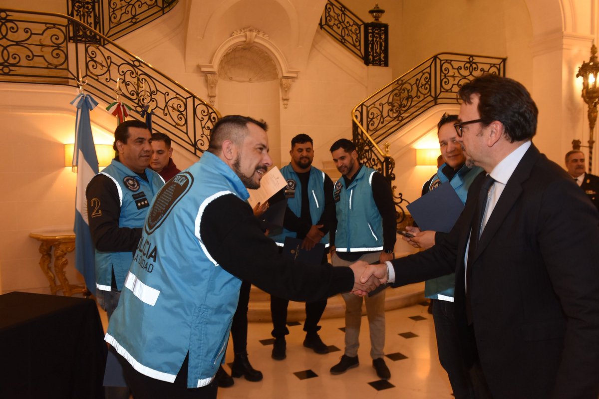Tras dos años de  investigación y cooperación internacional con Italia, la <a href="/PoliciaCiudadBA/">Policía de la Ciudad</a> detuvo a los 4 responsables del crimen de un ciudadano italiano. El embajador reconoció el trabajo y compromiso para esclarecer el caso y llevar a los culpables ante la Justicia. 🇦🇷🤝🇮🇹